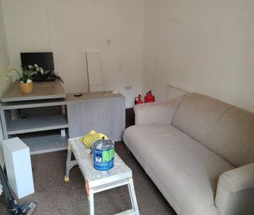 3 bedroom end of terrace house to rent - Photo 2