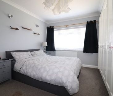 Shirley Close, Worthing, BN14 3 bedroom flat to rent - Photo 2