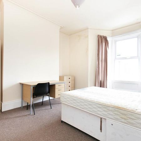 3 bedroom flat to rent - Photo 3