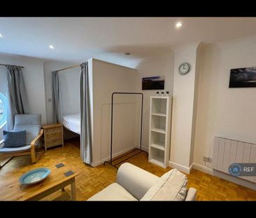 Studio to rent - Photo 2