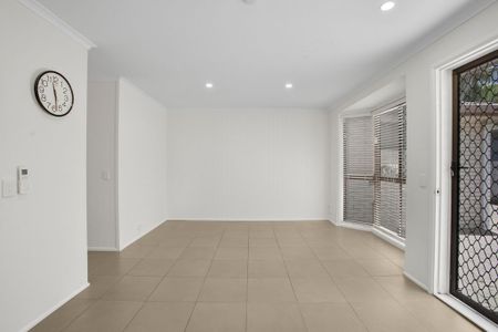 Relaxed Beachside Living in the Heart of Buddina! - Photo 3