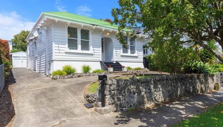 This sunny inviting family home - Photo 4