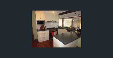 Comfortable Family Living with Space and Convenience - Photo 4