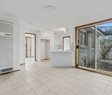 New paint, carpets and blinds! - Photo 1