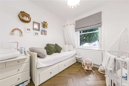 A beautifully presented three bedroom apartment set over the ground and lower ground floor with direct access to a private patio. - Photo 5