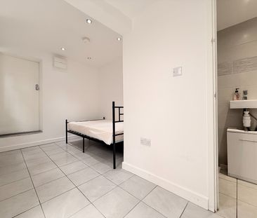 Room in a Shared House, Stockwood Crescent, LU1 - Photo 2