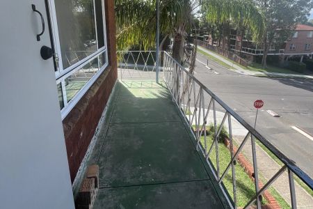 Top-floor 2-bed apartment with balcony & garage in Allawah – bright, open plan living, steps from shops & transport. Inspect now! - Photo 3