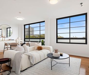 Light-Filled Apartment Living in Prestigious Harbour-Side Setting - Photo 2