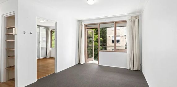 Private Top-Floor Apartment with Village Convenience - Photo 2