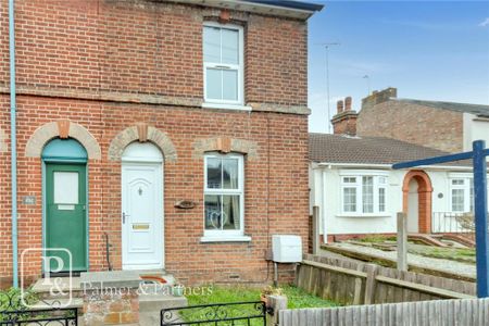 2 bedroom end of terrace house to rent - Photo 4