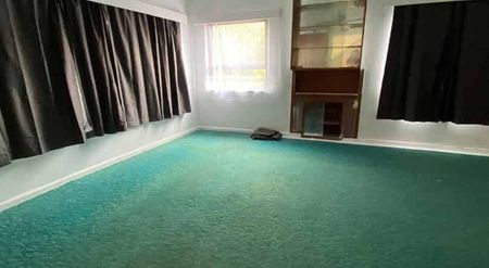 DRURY, 5 BEDROOMS - Photo 2