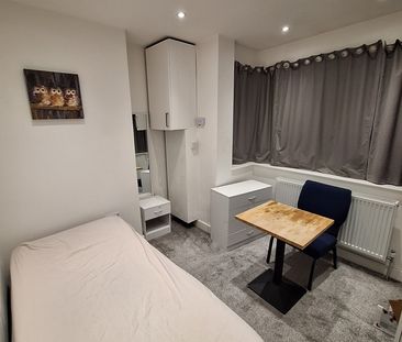 Room in a Shared House, Second Avenue, E12 - Photo 4