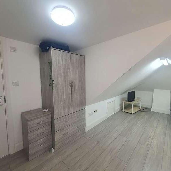 Cranborne Waye, Hayes, UB4 - Photo 1