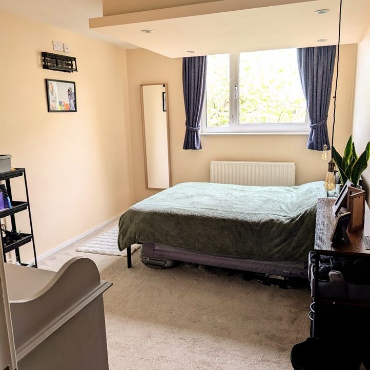 1 Bed Flat, Kingham Close, SW18 - Photo 1