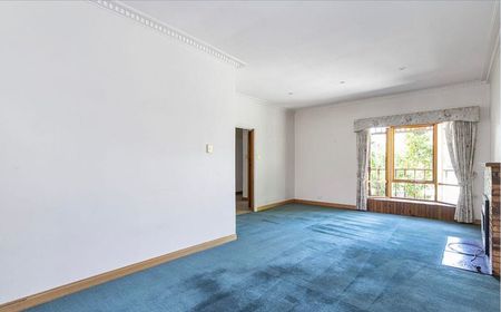 LARGE FOUR BEDROOM FAMILY HOME - Photo 4