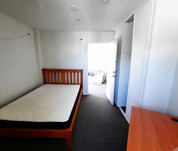 Large bedroom in 4 bedroom shared apartment. - Photo 5