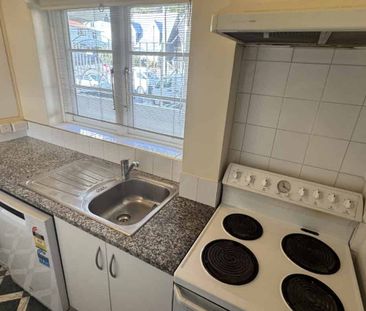 SMARTLY PRESENTED ART DECO APARTMENT: - Photo 1