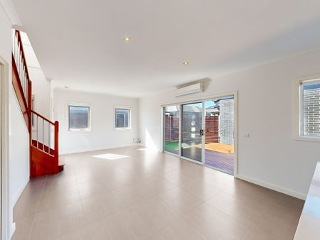 Modern 3-Bedroom Townhouse - Just 1km to Tullamarine Primary School - Photo 5