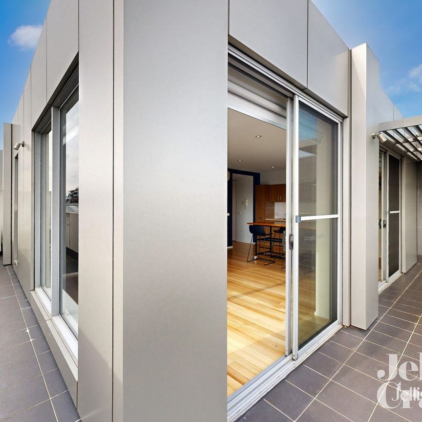 Large & Light Filled Apartment - Photo 1