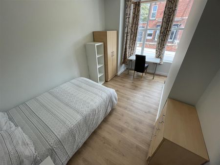 10 bedroom semi-detached house to rent - Photo 2