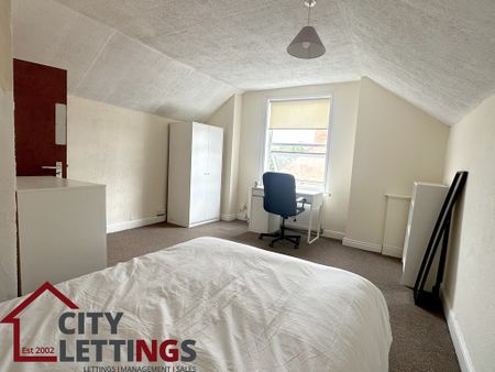 4 Bedroom Semi-Detached House - Photo 3