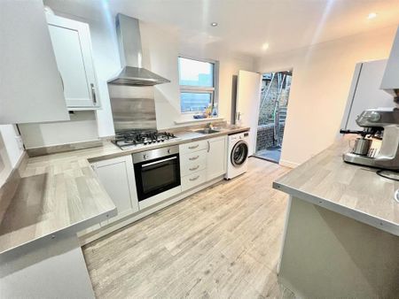 1 bedroom in a house share to rent - Photo 2