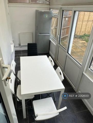 6 bedroom semi-detached house to rent - Photo 2