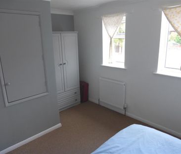 Grove Close - Photo 3