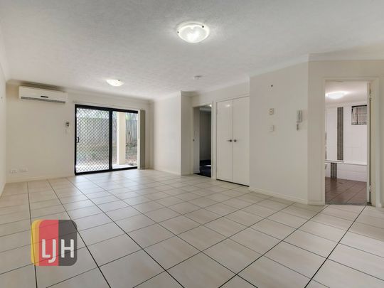 GROUND FLOOR 2 BEDROOM UNIT WITH COURTYARD - Photo 1