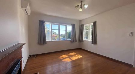 Spacious 5-Bedroom Family Home – Two Living Ar... - Photo 2