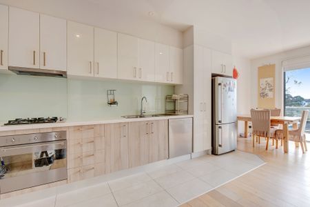 Modern Top-Floor Living with Style and Comfort - Photo 4