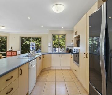 Spacious Family Home in Quiet Leafy Cul-de-Sac with Pool - Photo 4