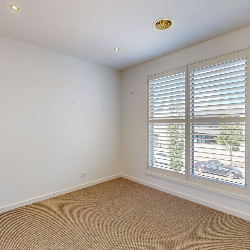 Unparalleled Elegance on the Water's Edge - Photo 1