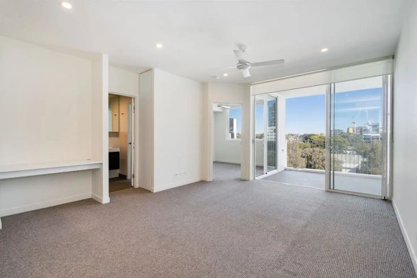 “Contemporary West End Abode!” - Photo 1