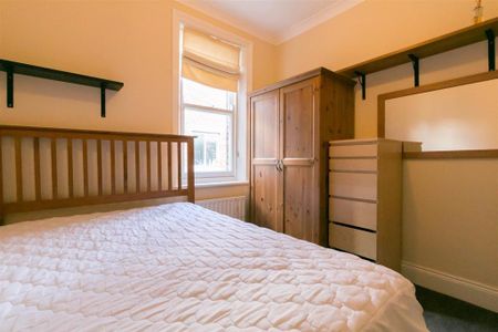 3 bedroom flat to rent - Photo 4