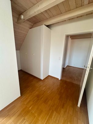 Renovierte 3.5-Zimmer-Dachwohnung mit charmantem Altbaucharakter und modernem Wohnkomfort - Foto 1