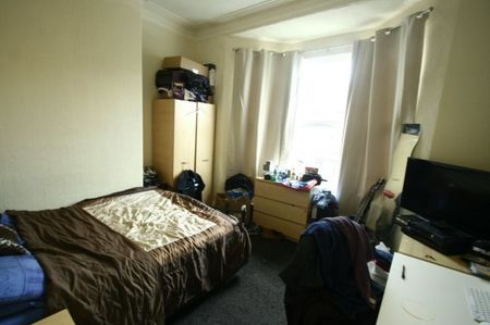 3 Bed - Balmoral Terrace, Heaton - Photo 3