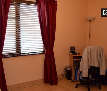 Furnished room in 3-bedroom house in Tallagh, Dublin - Photo 3