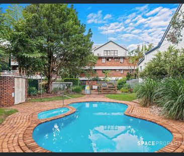 Furnished 2 Level Apartment - Photo 4