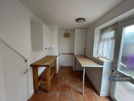 3 bedroom semi-detached house to rent - Photo 4