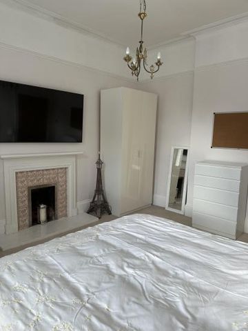 Large Double Room - Photo 3