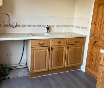 2 bedroom semi-detached house to rent - Photo 2
