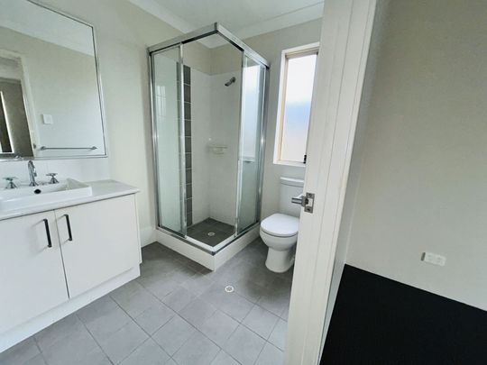 3 Bedroom 2 Bathroom Home in Eglington - Photo 1