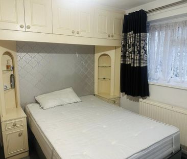 5 bedroom detached house to rent - Photo 4