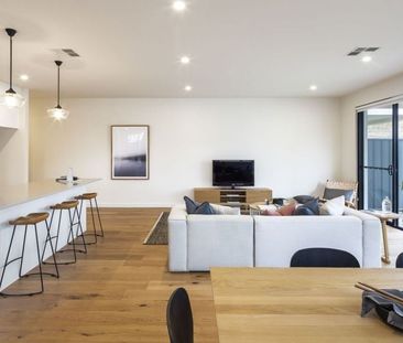 Stunning family home - great location - Photo 6