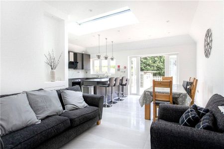 1 bedroom in a house share to rent - Photo 2