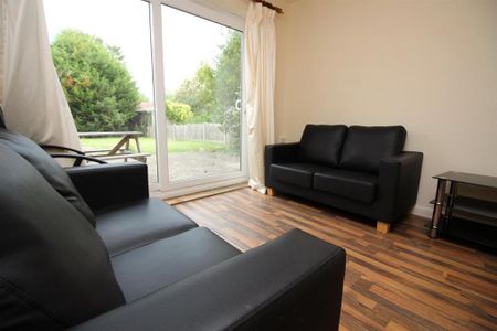 4 bedroom semi-detached house to rent - Photo 2