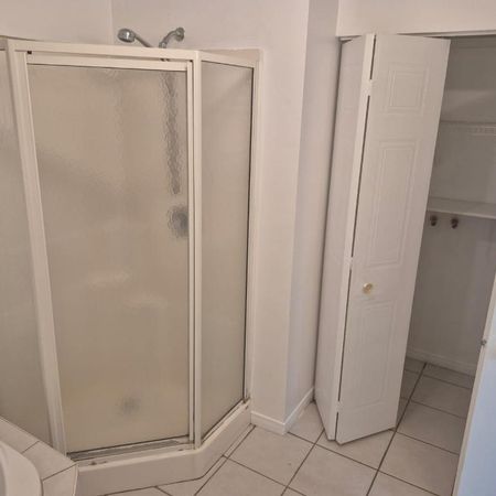 GRAND ET SUPERBE 4 1/2 Style Condo à LOUER au 1er juillet, avec Thermopompe neuve 2025. - Photo 3