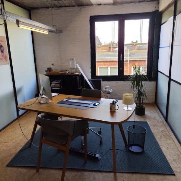 Centraal gelegen atelierruimte/kantoor ca. 70m2 op de 3eV in achterliggend voormalig bedrijfsgebouw - Foto 1