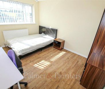 4 bedroom end of terrace house to rent - Photo 6